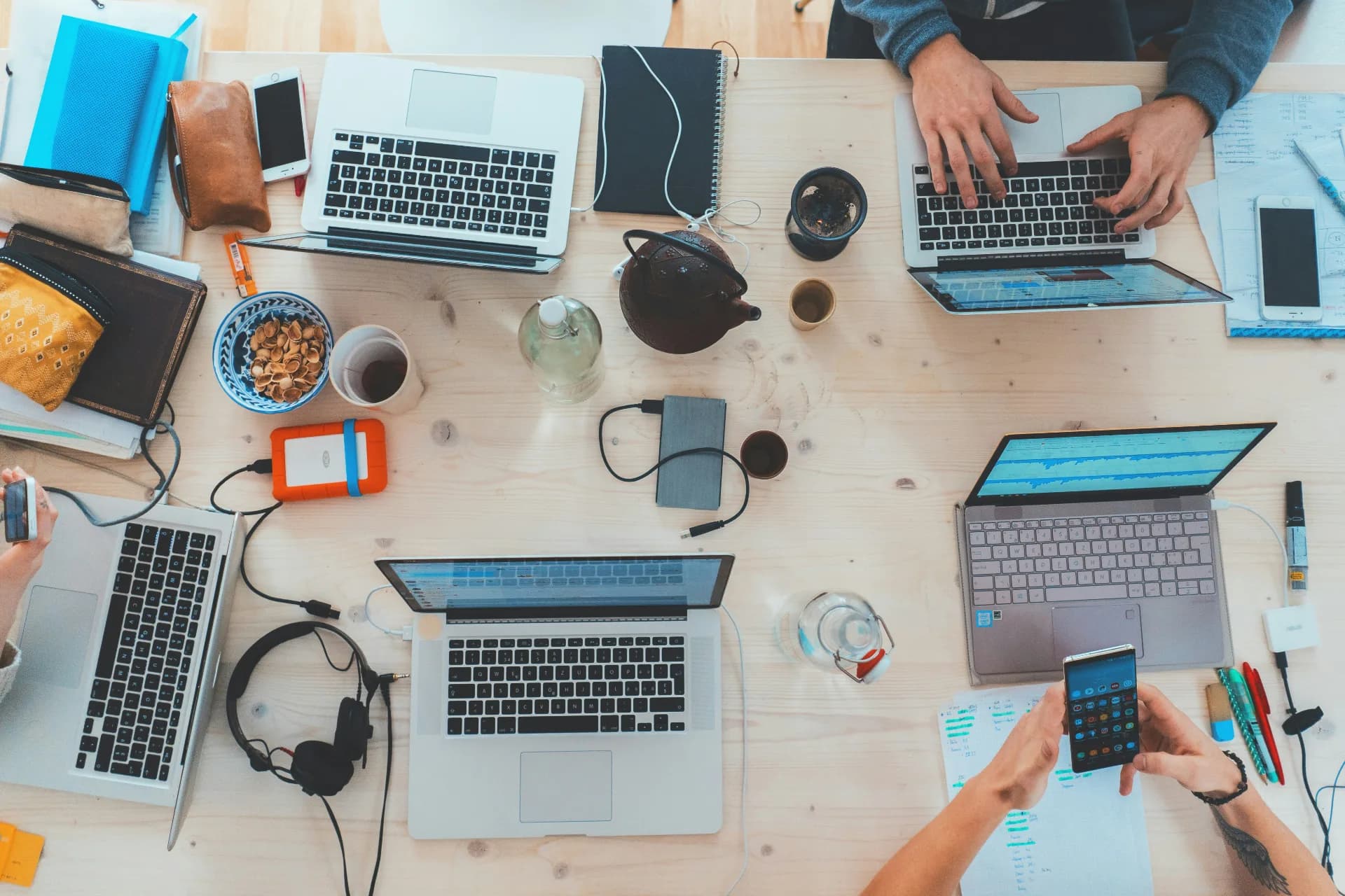 Equipo de profesionales trabajando juntos